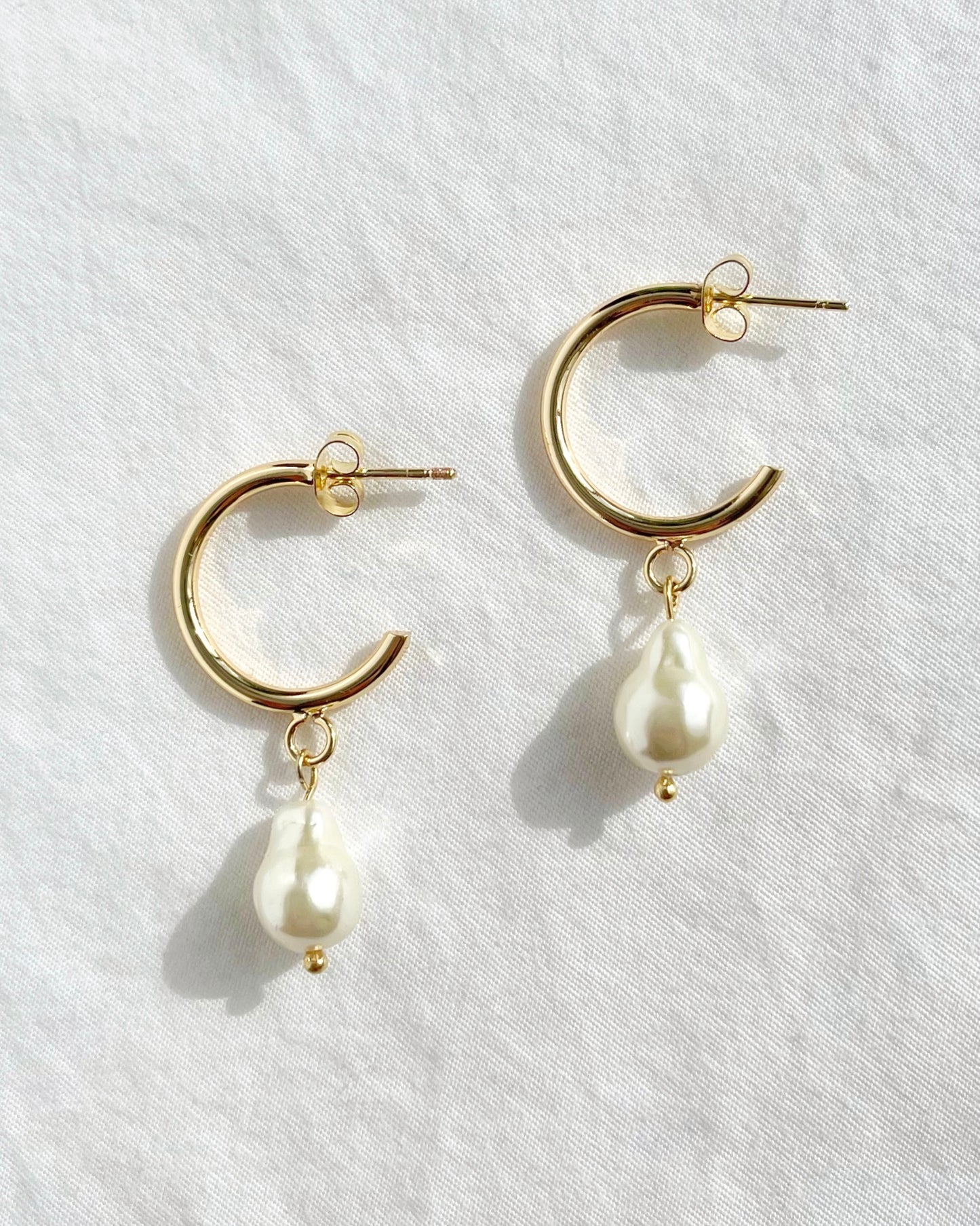 THE MINI PEARL HOOPS